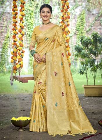 Attractive These Fastive And Party Wear Saree in Fine Colored.These Saree And Blouse is Fabricated On Assam Silk.Its Beautified With Wevon Jacquard Designer.