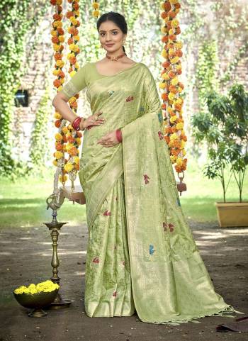 Attractive These Fastive And Party Wear Saree in Fine Colored.These Saree And Blouse is Fabricated On Assam Silk.Its Beautified With Wevon Jacquard Designer.