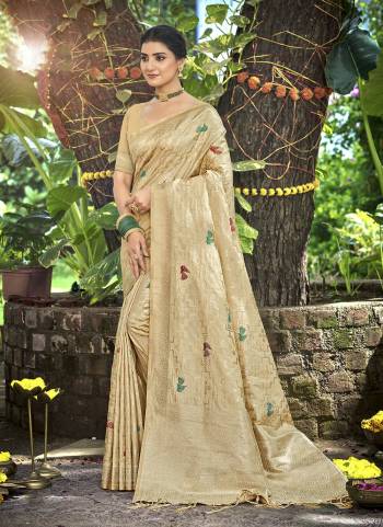 Attractive These Fastive And Party Wear Saree in Fine Colored.These Saree And Blouse is Fabricated On Assam Silk.Its Beautified With Wevon Jacquard Designer.