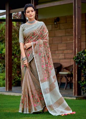 Looking These Fastive And Party Wear Saree in Fine Colored.These Saree And Blouse is Fabricated On Linen.Its Beautified With Woven Pallu Border Designer With Kashmiri Embroidery Work.
