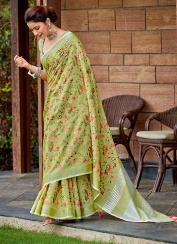 Looking These Fastive And Party Wear Saree in Fine Colored.These Saree And Blouse is Fabricated On Linen.Its Beautified With Woven Pallu Border Designer With Kashmiri Embroidery Work.