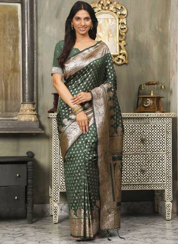 Garb These Fastive And Party Wear Saree in Fine Colored.These Saree And Blouse is Fabricated On Banarasi Silk.Its Beautified With Heavy Woven Jari Designer.