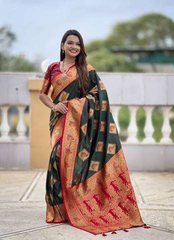 Attrective These Party Wear Saree in Fine Colored.These Saree And Blouse is Fabricated On Banarasi Silk.Its Beautified With Weaving Meenakari Designer.