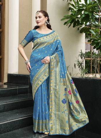 Garb These Fastive And Party Wear Saree in Fine Colored.These Saree And Blouse is Fabricated On Silk Blend.Its Beautified With Woven Jari Designer.