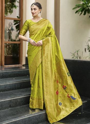 Garb These Fastive And Party Wear Saree in Fine Colored.These Saree And Blouse is Fabricated On Silk Blend.Its Beautified With Woven Jari Designer.