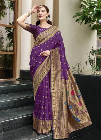 Garb These Fastive And Party Wear Saree in Fine Colored.These Saree And Blouse is Fabricated On Silk Blend.Its Beautified With Woven Jari Designer.