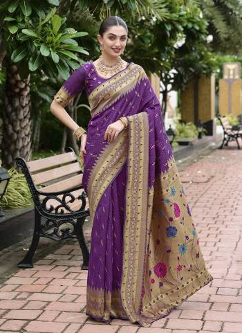 Garb These Fastive And Party Wear Saree in Fine Colored.These Saree And Blouse is Fabricated On Silk Blend.Its Beautified With Woven Jari Designer.