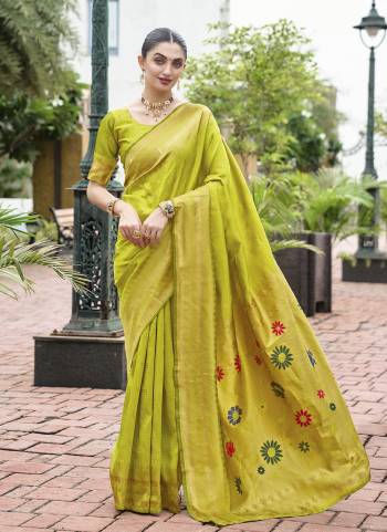 Garb These Fastive And Party Wear Saree in Fine Colored.These Saree And Blouse is Fabricated On Silk Blend.Its Beautified With Woven Jari Designer.