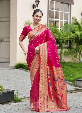 Garb These Fastive And Party Wear Saree in Fine Colored.These Saree And Blouse is Fabricated On Silk Blend.Its Beautified With Woven Jari Designer.