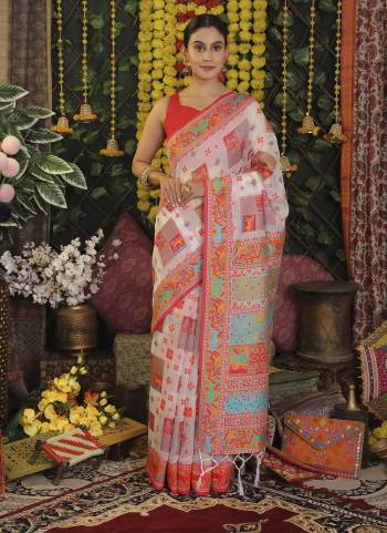Garb These Fastive And Party Wear Saree in Fine Colored.These Saree And Blouse is Fabricated On Linen Cotton.Its Beautified With Heavy Woven Designer.