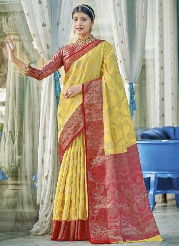 Garb These Fastive And Party Wear Saree in Fine Colored.These Saree And Blouse is Fabricated On Linen Cotton.Its Beautified With Heavy Woven Designer.