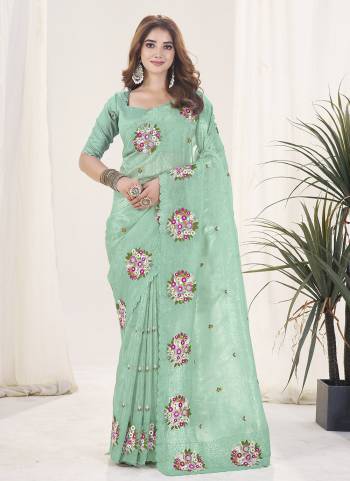 Attrective These Party Wear Saree in Fine Colored.These Saree Are Gold Crush And Blouse is Mono Diamond Silk Fabricated.Its Beautified With Designer Multy Thread Embroidery,Cut Work.