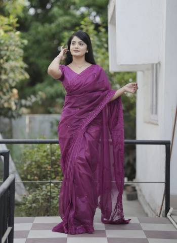 Garb These Party Wear Saree in Fine Colored.These Saree Are Twill Net And Blouse is Mono Diamond Silk Fabricated.Its Beautified With Designer Thread,Sequance Embroidery,Cut Work.