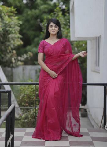 Garb These Party Wear Saree in Fine Colored.These Saree Are Twill Net And Blouse is Mono Diamond Silk Fabricated.Its Beautified With Designer Thread,Sequance Embroidery,Cut Work.