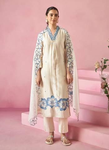Looking These Readymade Suit in Fine Colored Pair With Bottom And Dupatta.These Top And Bottom Are Fabricated On Viscose Rayon Pair With Organza Dupatta.Its Beautified With Designer Embroidery Work.
