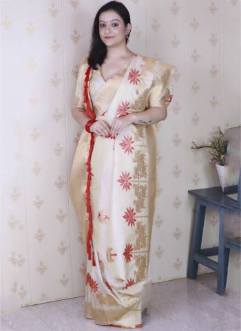 Garb These Party Wear Saree in Fine Colored.These Saree And Blouse is Fabricated On Soft Silk.Its Beautified With Weaving Meenakari Designer.