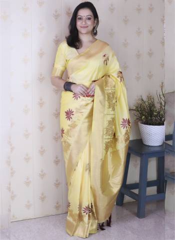 Garb These Party Wear Saree in Fine Colored.These Saree And Blouse is Fabricated On Soft Silk.Its Beautified With Weaving Meenakari Designer.