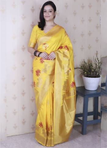 Garb These Party Wear Saree in Fine Colored.These Saree And Blouse is Fabricated On Soft Silk.Its Beautified With Weaving Meenakari Designer.