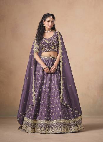 For A Designer Look,Grab These Party Wear Crush Fill Lehenga Choli in Fine Colored.These Lehenga And Blouse Are Fabricated On Organza Pair With Organza Dupatta.Its Beautified With Crush Fill,Designer Embroidery Work.