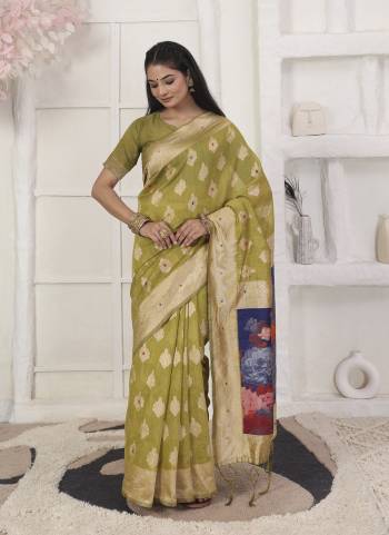Garb These Fastive And Party Wear Saree in Fine Colored.These Saree And Blouse is Fabricated On Linen Cotton.Its Beautified With Heavy Woven Designer With Digital Printed.