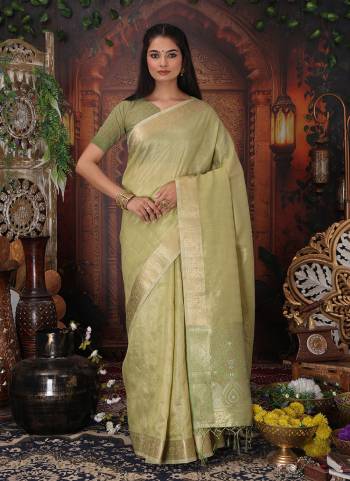 Looking These Fastive And Party Wear Saree in Fine Colored.These Saree And Blouse is Fabricated On Organza.Its Beautified With Heavy Woven Designer.