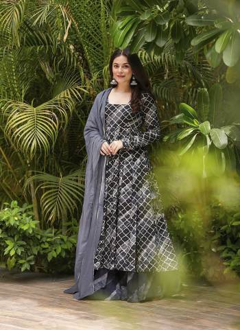 Attractive Looking These Beautiful Looking Readymade Anarkali Suits.These Top And Bottom is Fabricated On Muslin And Georgette Dupatta.Its Beautified With Designer Digital Printed.