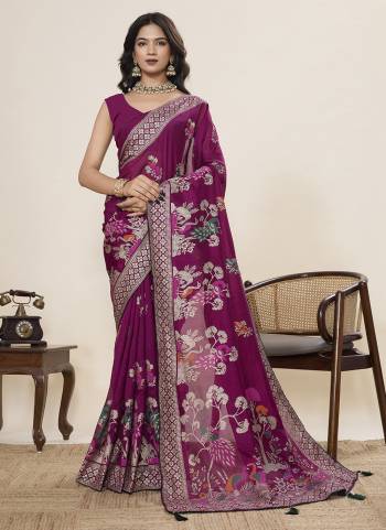Looking This Party Wear Saree Paired With Blouse.This Saree And Blouse Are Cotton Fabric With Designer Table Printed With Foil Printed. Buy This Pretty Saree Now.