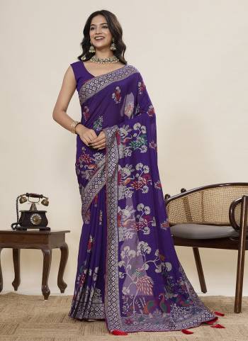 Looking This Party Wear Saree Paired With Blouse.This Saree And Blouse Are Cotton Fabric With Designer Table Printed With Foil Printed. Buy This Pretty Saree Now.