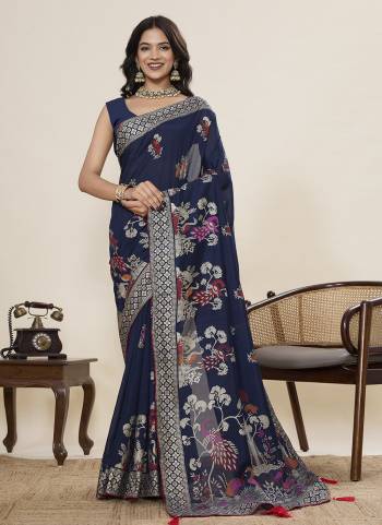Looking This Party Wear Saree Paired With Blouse.This Saree And Blouse Are Cotton Fabric With Designer Table Printed With Foil Printed. Buy This Pretty Saree Now.