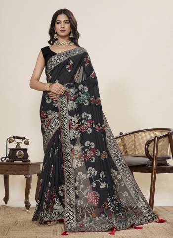 Looking This Party Wear Saree Paired With Blouse.This Saree And Blouse Are Cotton Fabric With Designer Table Printed With Foil Printed. Buy This Pretty Saree Now.
