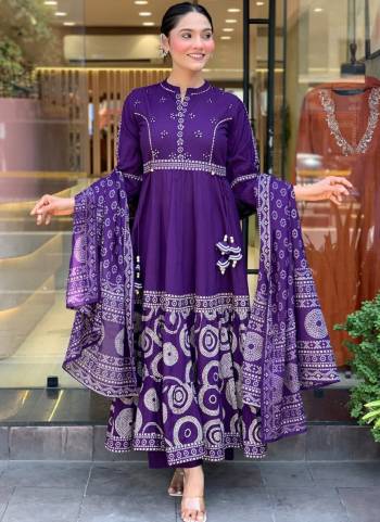 Garb These Readymade Suit in Fine Colored Pair With Bottom And Dupatta.These Top And Bottom Are Fabricated On Muslin Cotton Pair With Chanderi Dupatta.Its Beautified With Designer Embroidery Work,Printed.