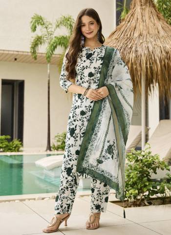Looking These Suit in Fine Colored Pair With Bottom And Dupatta.These Top And Bottom Are Fabricated On Silk Blend Pair With Taby Dupatta.Its Beautified With Designer Printed.