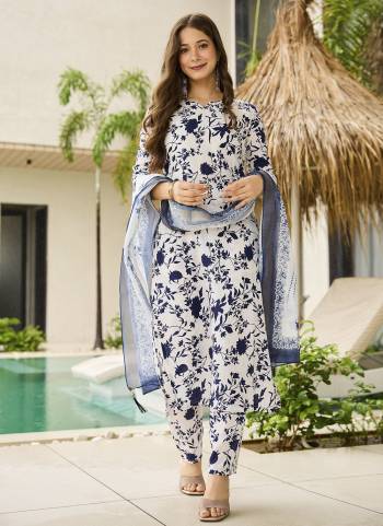 Looking These Suit in Fine Colored Pair With Bottom And Dupatta.These Top And Bottom Are Fabricated On Silk Blend Pair With Taby Dupatta.Its Beautified With Designer Printed.