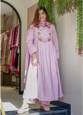 Looking These Suit in Fine Colored Pair With Bottom And Dupatta.These Top And Bottom Are Fabricated On Chanderi Silk Pair With Organza Dupatta.Its Beautified With Designer Embroidery Work.