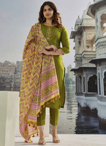 Looking These Suit in Fine Colored Pair With Bottom And Dupatta.These Top And Bottom Are Fabricated On Muslin Cotton Pair With Chanderi Dupatta.Its Beautified With Designer Embroidery Work,Printed.