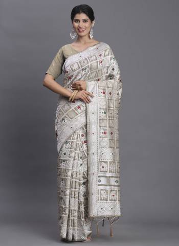 Attractive These Fastive And Party Wear Saree in Fine Colored.These Saree And Blouse is Fabricated On Linen Cotton.Its Beautified With Heavy Weaving Havey Designer.