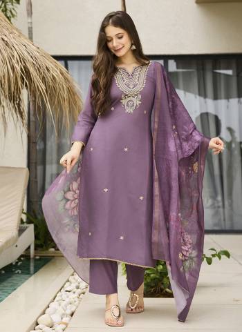 Looking These Suit in Fine Colored Pair With Bottom And Dupatta.These Top And Bottom Are Fabricated On Viscose Pair With Jacquard Dupatta.Its Beautified With Designer Embroidery Work,Printed.