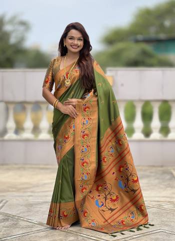Looking These Party Wear Saree in Fine Colored.These Saree Are Paithani Silk And Blouse is Fabricated On Paithani Silk.Its Beautified With Weaving Jacquard Meenakari Designer.