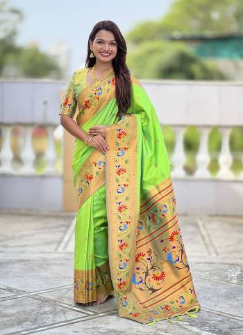 Looking These Party Wear Saree in Fine Colored.These Saree Are Paithani Silk And Blouse is Fabricated On Paithani Silk.Its Beautified With Weaving Jacquard Meenakari Designer.