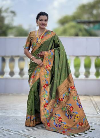 Garb These Party Wear Saree in Fine Colored.These Saree Are Paithani Silk And Blouse is Fabricated On Paithani Silk.Its Beautified With Weaving Jacquard Meenakari Designer.