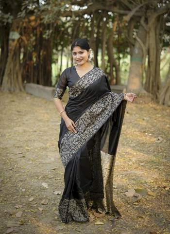 Garb These Festive Wear Saree in Fine Colored.These Saree And Blouse is Fabricated On Handloom Raw Silk.Its Beautified With Woven Gala Pallu Border Designer.