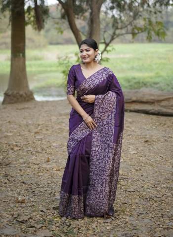 Garb These Festive Wear Saree in Fine Colored.These Saree And Blouse is Fabricated On Handloom Raw Silk.Its Beautified With Woven Gala Pallu Border Designer.