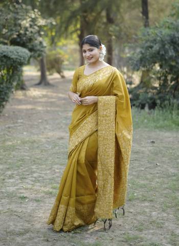 Garb These Festive Wear Saree in Fine Colored.These Saree And Blouse is Fabricated On Handloom Raw Silk.Its Beautified With Woven Gala Pallu Border Designer.