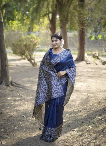 Garb These Festive Wear Saree in Fine Colored.These Saree And Blouse is Fabricated On Handloom Raw Silk.Its Beautified With Woven Gala Pallu Border Designer.