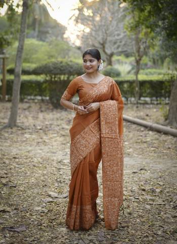 Garb These Festive Wear Saree in Fine Colored.These Saree And Blouse is Fabricated On Handloom Raw Silk.Its Beautified With Woven Gala Pallu Border Designer.