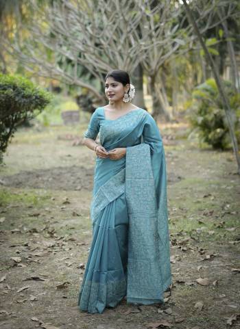 Garb These Festive Wear Saree in Fine Colored.These Saree And Blouse is Fabricated On Handloom Raw Silk.Its Beautified With Woven Gala Pallu Border Designer.