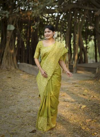 Garb These Festive Wear Saree in Fine Colored.These Saree And Blouse is Fabricated On Handloom Raw Silk.Its Beautified With Woven Gala Pallu Border Designer.