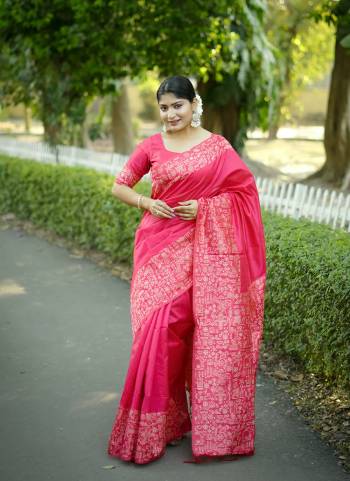 Garb These Festive Wear Saree in Fine Colored.These Saree And Blouse is Fabricated On Handloom Raw Silk.Its Beautified With Woven Gala Pallu Border Designer.