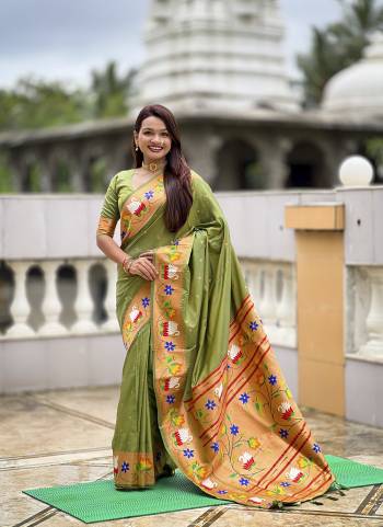 Attractive These Party Wear Saree in Fine Colored.These Saree Are Paithani Silk And Blouse is Fabricated On Paithani Silk.Its Beautified With Weaving Jacquard Meenakari Designer.