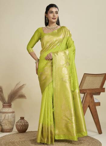 Looking These Festive Wear Saree in Fine Colored.These Saree And Blouse is Fabricated On Kanjivaram Silk.Its Beautified With Wevon Rich Pallu Jari Designer.